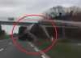Водитель умело спасли грузовик от падения - видео Водитель умело спасли грузовик от падения - видео