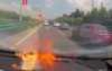 Iphone взорвался прямо на панели приборов авто Iphone взорвался прямо на панели приборов авто